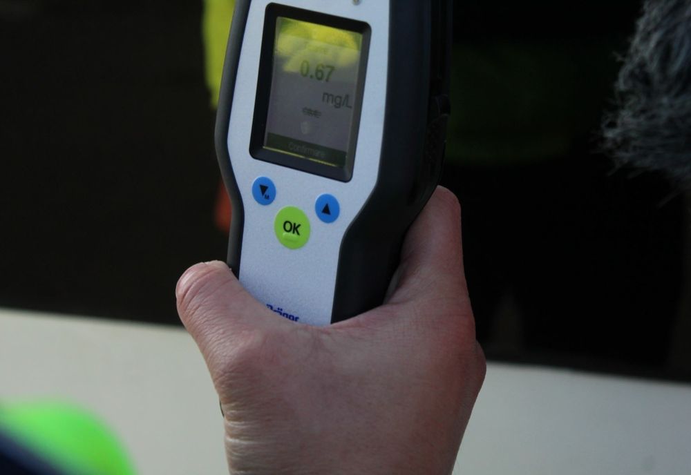 Video: Șoferi depistați la volan sub influența alcoolului conducând mașinile de serviciu