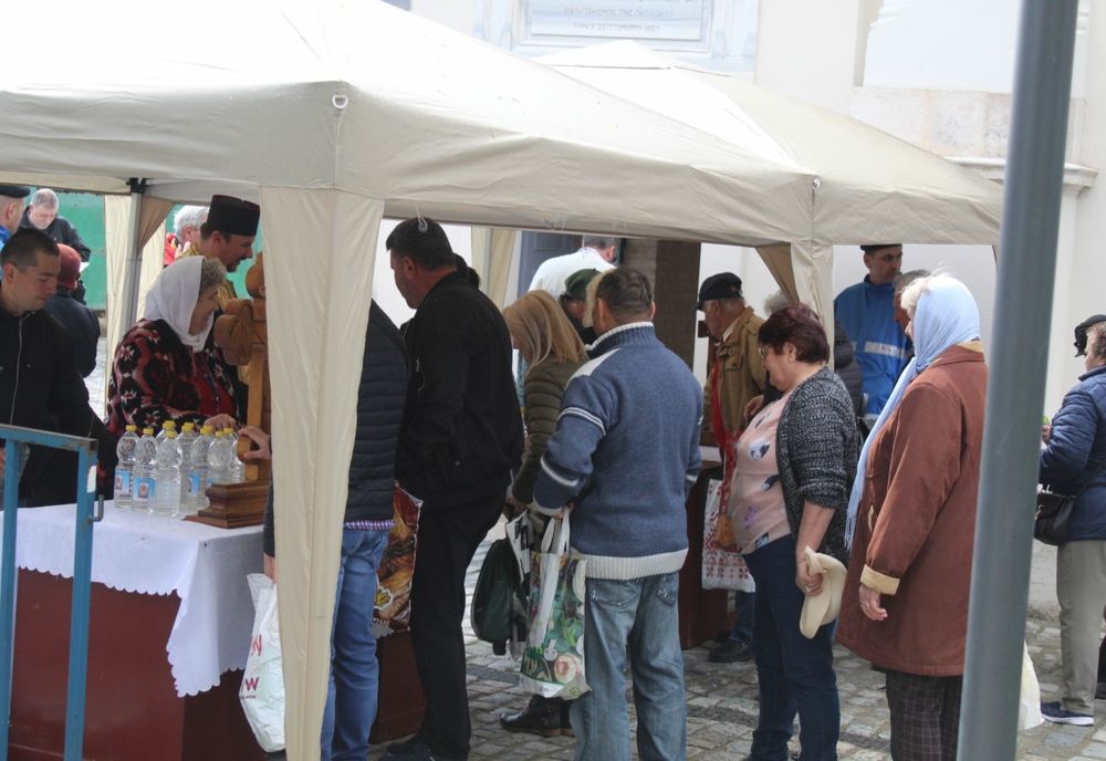 Mii de crdincioși au venit la Biserica Buna Vestire din Brăila la sărbătoarea Izvorul Tămăduirii