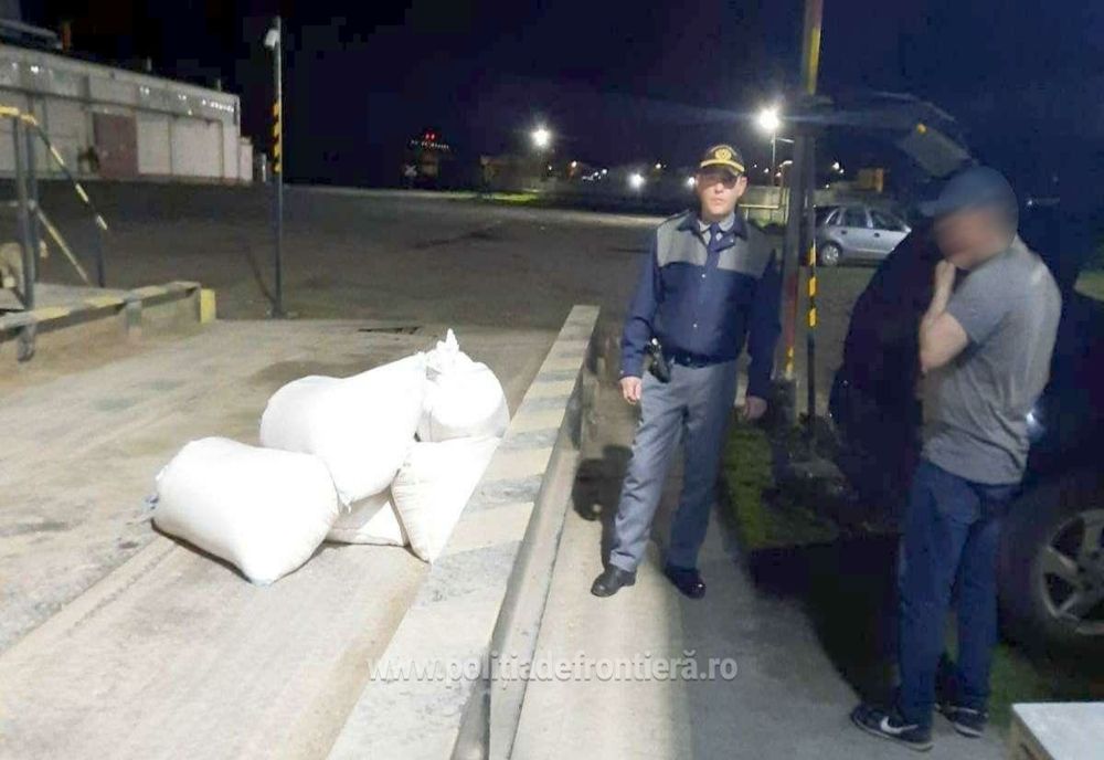 Polițiștii de frontieră brăileni au recuperat peste 200 kg de orz sustras de pe o navă aflată în rada Portului Brăila
