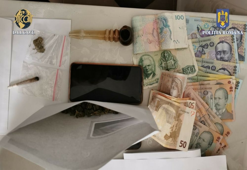 Percheziții în Buzău, Brăila și București la persoane bănuite de trafic de droguri și efectuarea de operațiuni cu substanțe susceptibile a avea efecte psihoactive