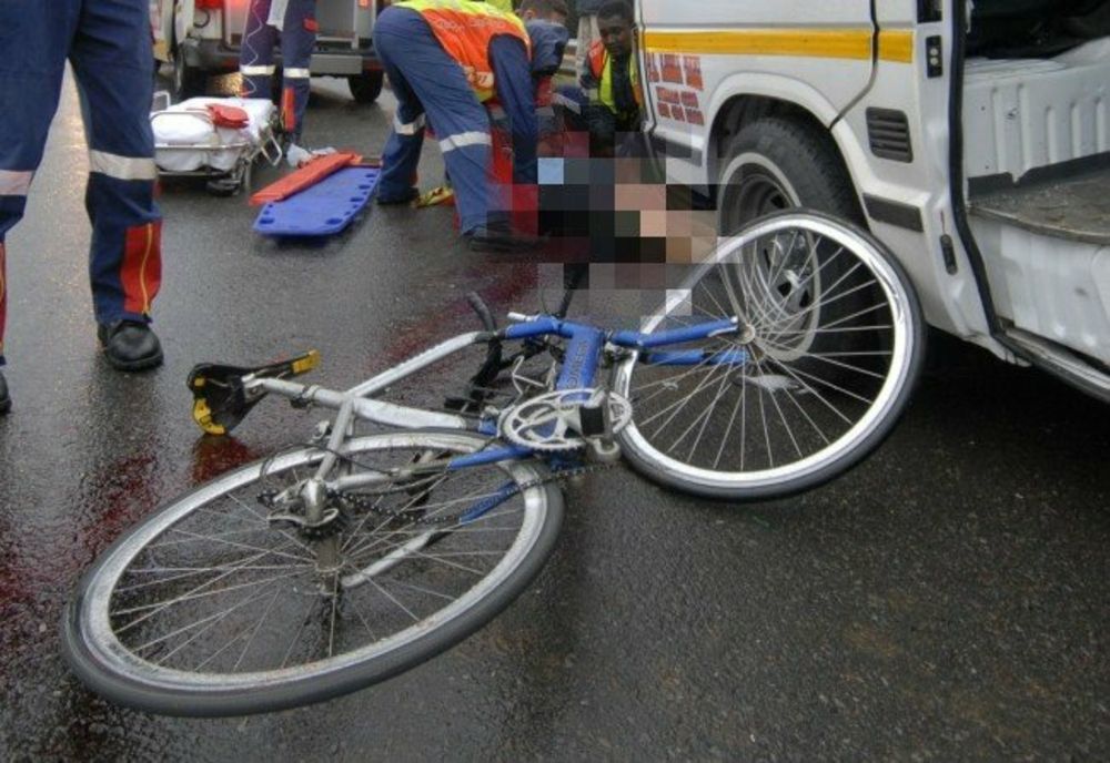 O minoră de 15 ani care se plimba cu bicicleta acroșată de un autoturism