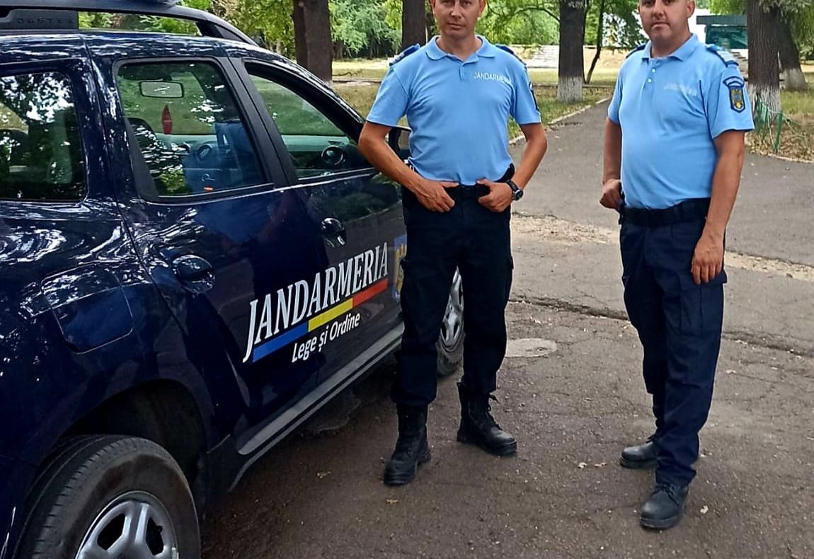 Video: Doi jandarmi brăileni au fost primii care au intervenit la un incendiu în stațiunea Lacu Sărat