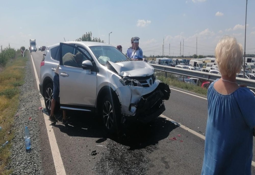 Autoturism scos de pe șosea în urma unui accident în lanț