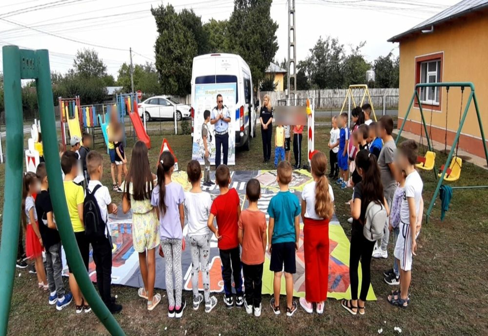 Activități educative desfășurate de polițiști în mijlocul copiilor din Plopu 