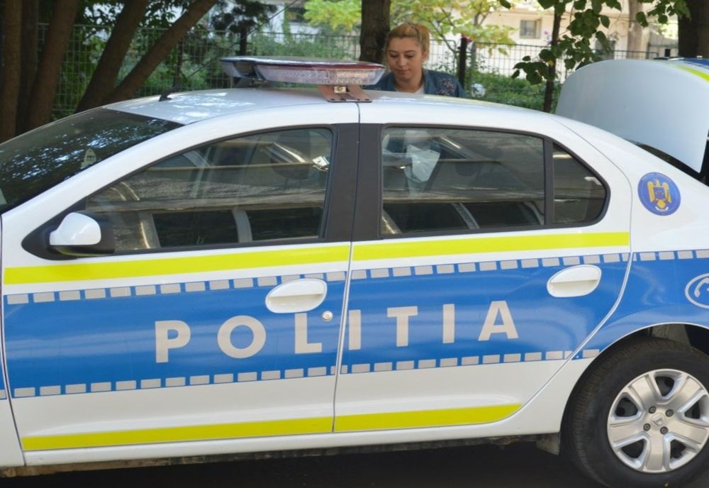 A condus autoturismul deși avea permisul suspendat, iar la vederea polițiștilor a schimbat locul de la volan cu soția