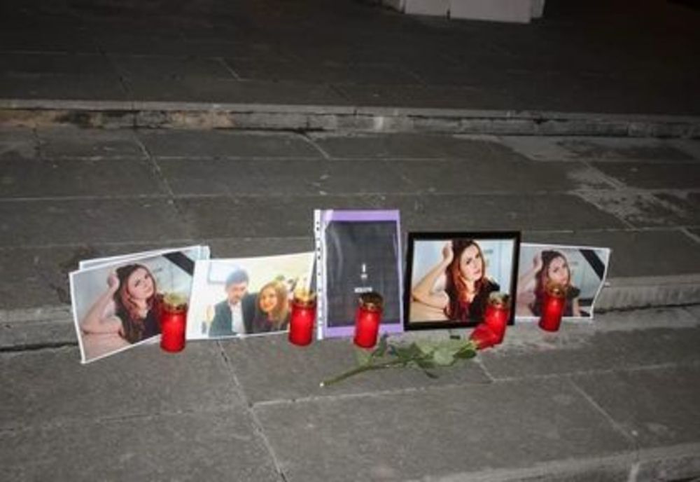 Slujbă de pomenire a victimelor de la Colectiv organizată în fața Prefecturii din Galați pe 30 octombrie 2022