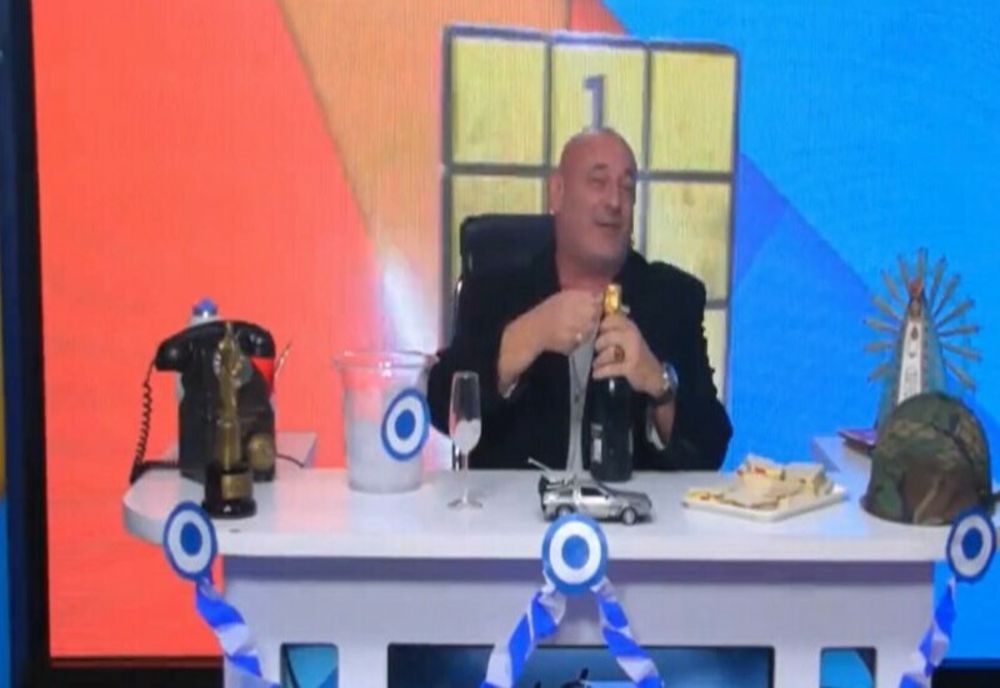 Cine este jurnalistul care a deschis o șampanie în direct pentru a se bucura că a murit Regina Elisabeta a II-a