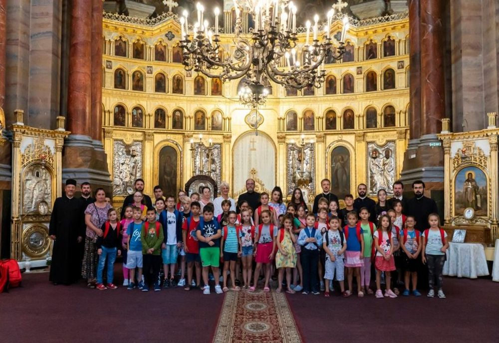 Arhiepiscopia Dunării de Jos continuă sprijinirea elevilor cu ghiozdane şi rechizite şcolare 
