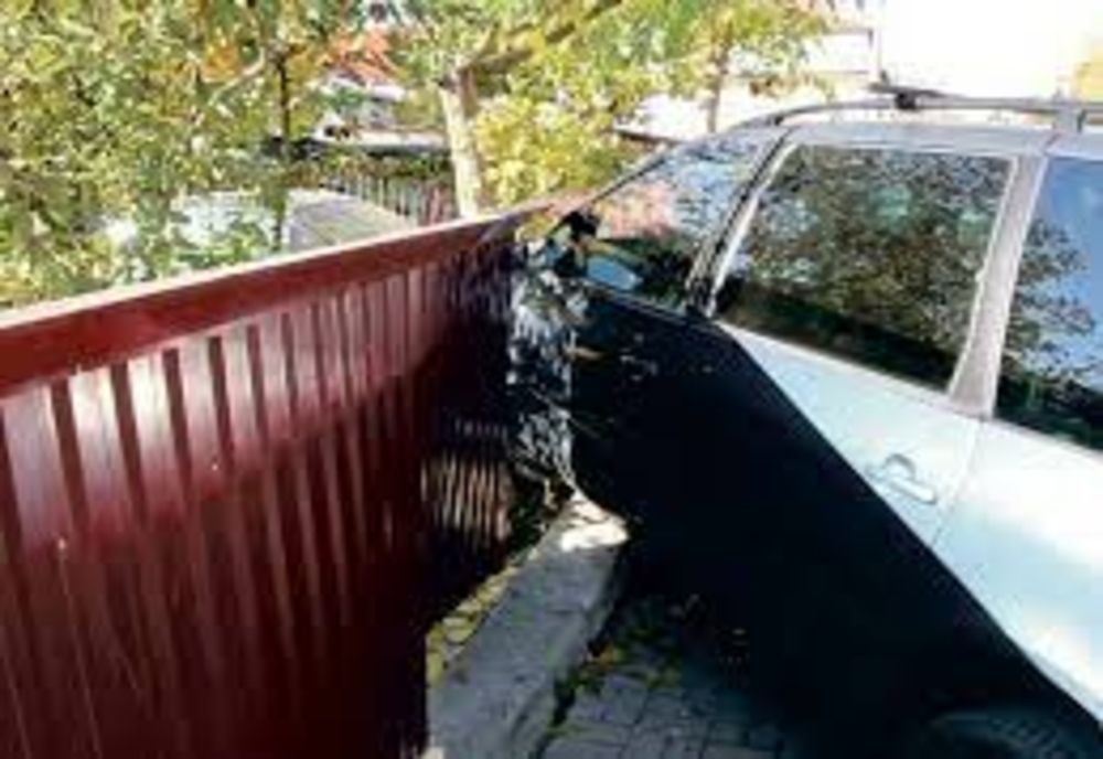 Cu o valoare de 1,60 g/l alcool pur în sânge și fără permis, a intrat în gardul unui imobil cu un autoturism neînmatriculat 