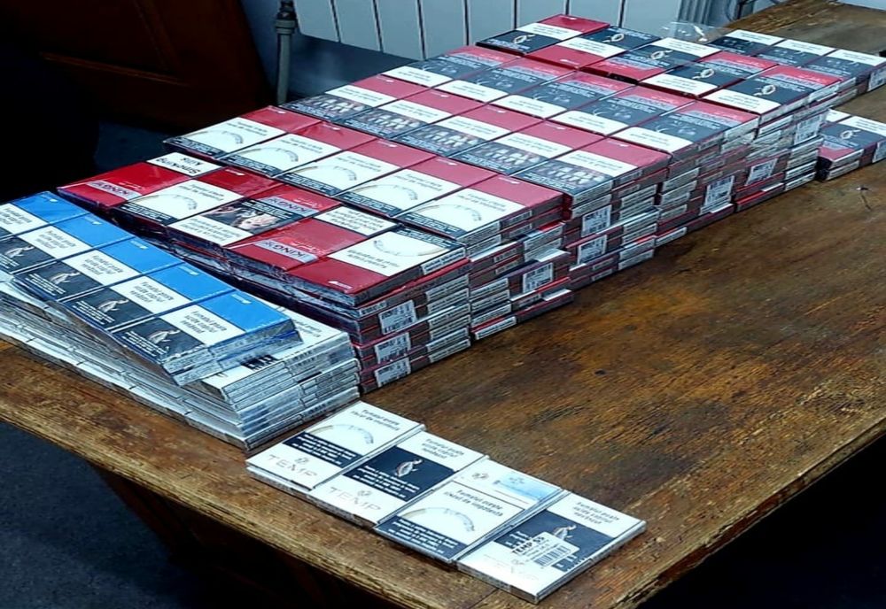 Jandarmii brăileni au ridicat 287 pachete de țigări netimbrate ascunse într-o tarabă din Piața Halelor