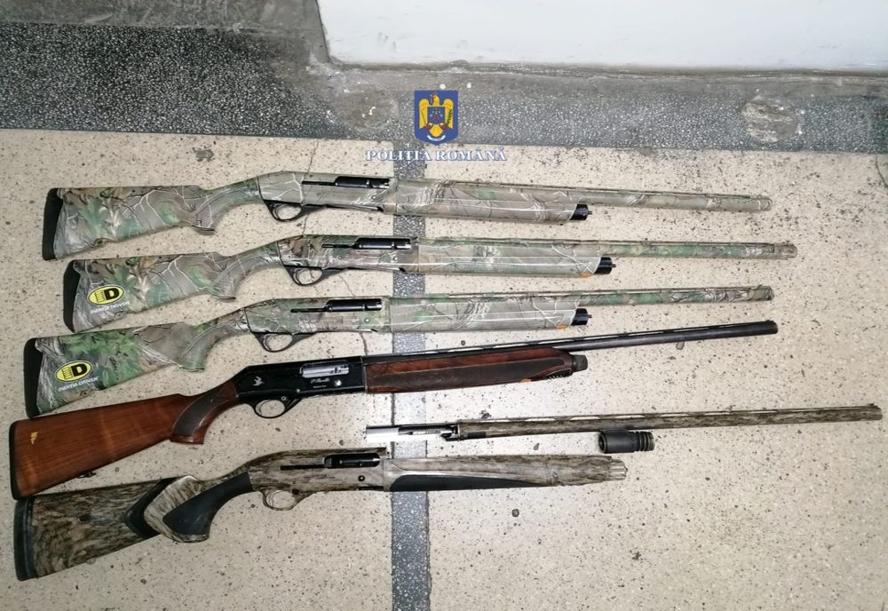 Transporta 5 arme de vânătoare într-o mașină care nu era autorizată pentru operațiuni de transport arme letale