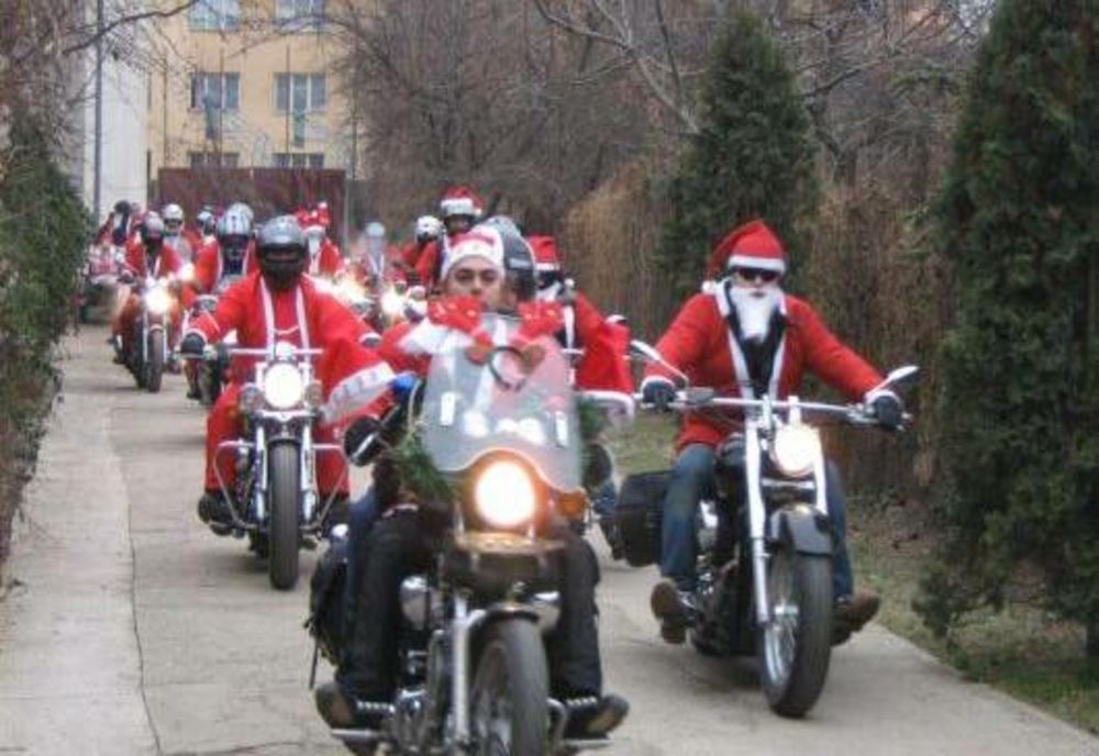 Moș Crăciun, Moș Crăciun, Azi in ziua de Ajun, Te aștept pe un motor, Cercetând, iscoditor!