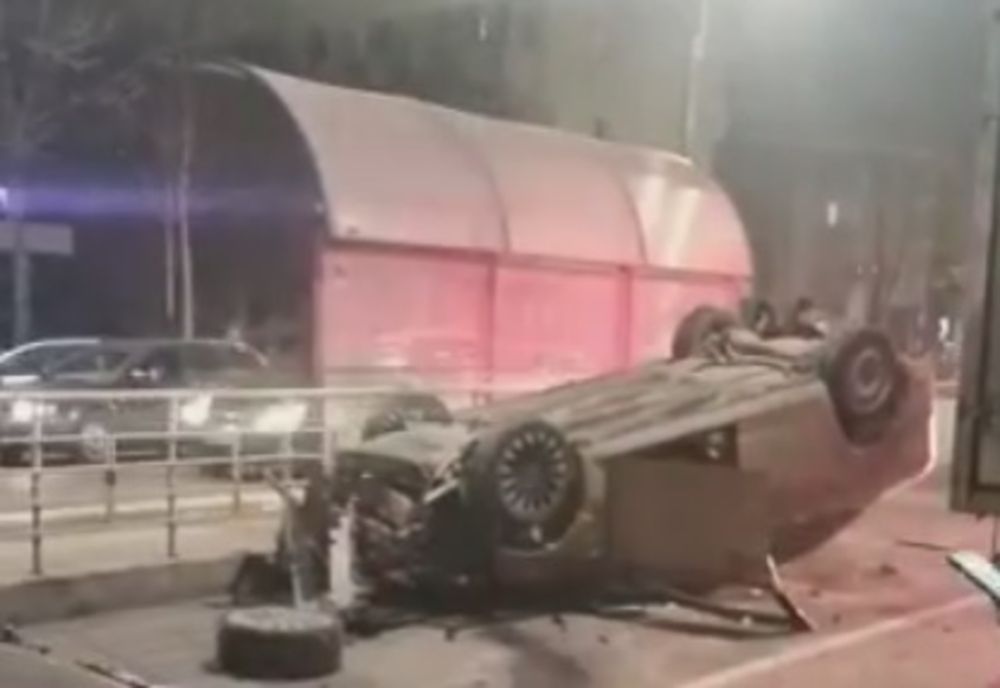 Video: A intrat cu mașina într-un refugiu de tramvai și a lovit 5 autoturisme parcate