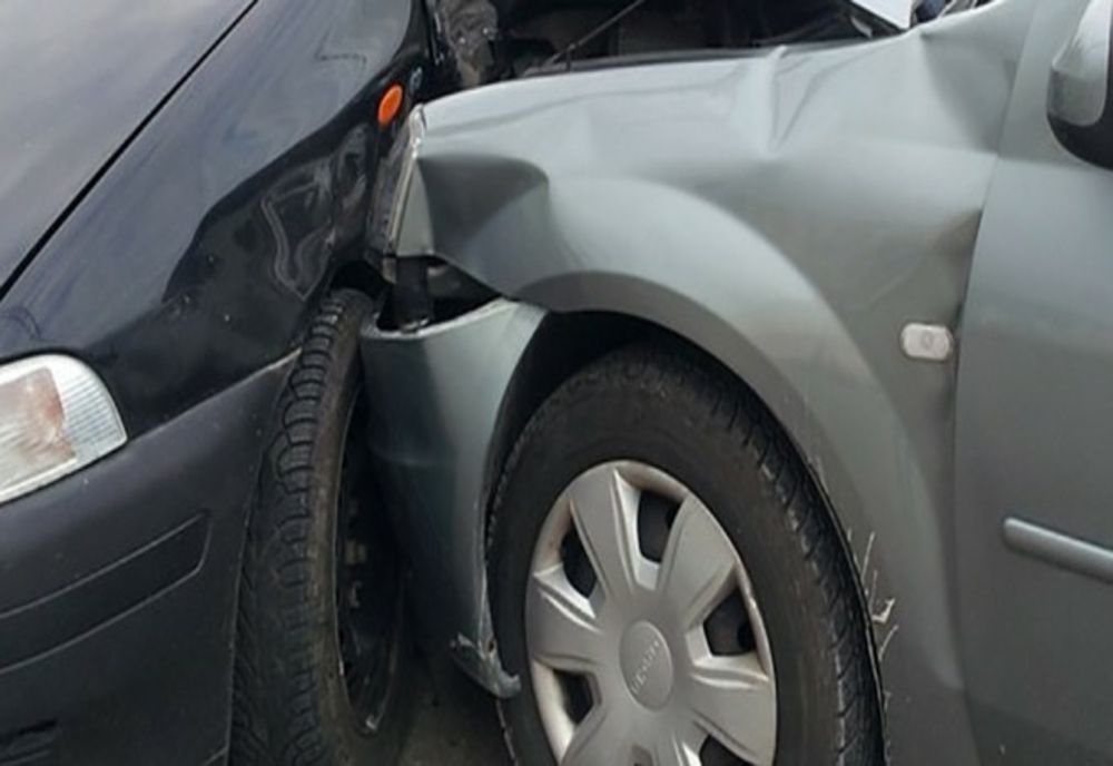 N-a respectat semnificația indicatorului ”Oprire” și a intrat într-un autoturism care circula regulamentar. Șoferița din autoturismul care circula regulamentar a fost rănită