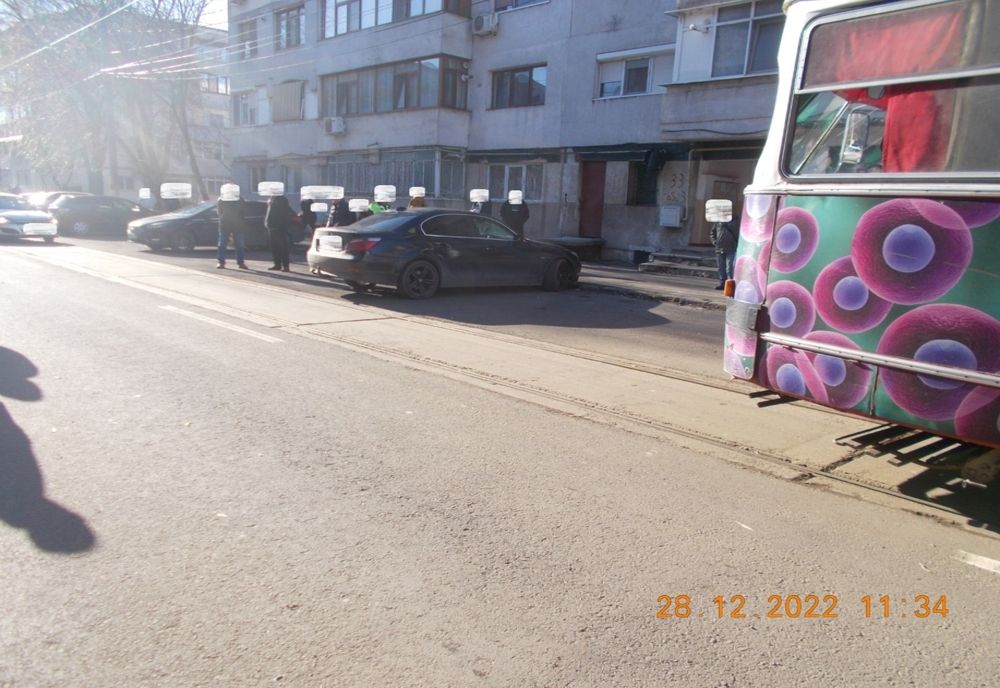 A blocat circulația tramvaielor timp de aproape o oră ca să-și pună extensii de gene