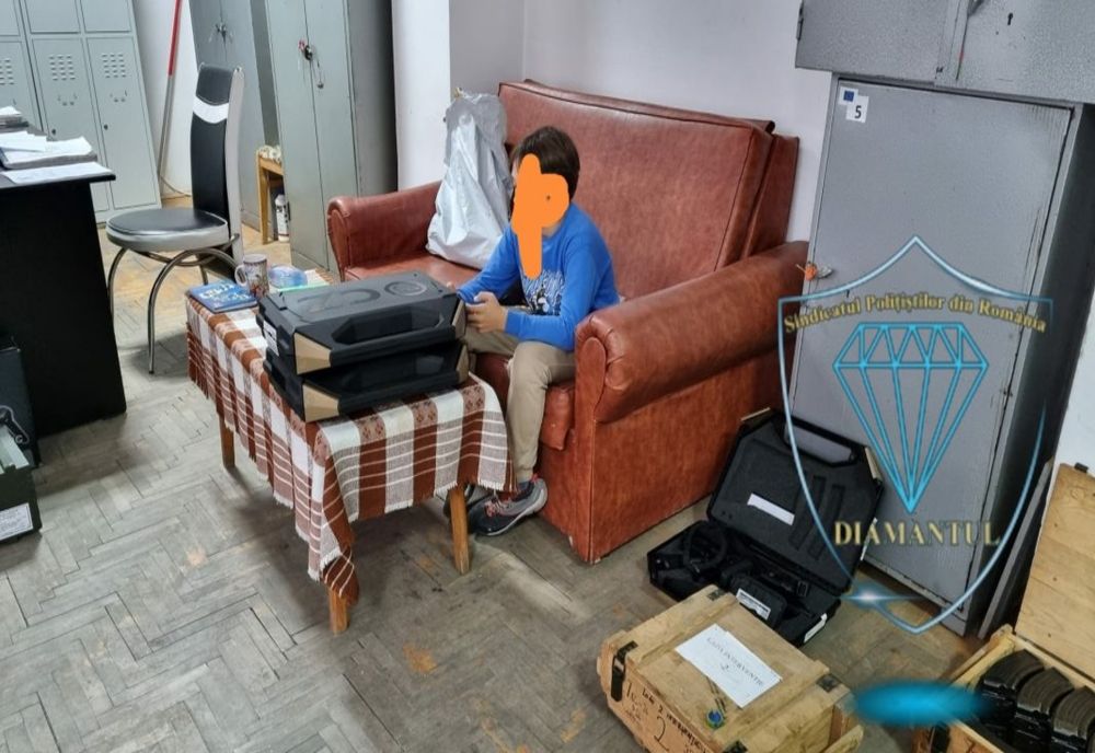 Copiii șefului SAS din Brăila au fost lăsați să se joace printre cutiile cu încărcătoare de armă. IPJ Brăila a dispus verificări