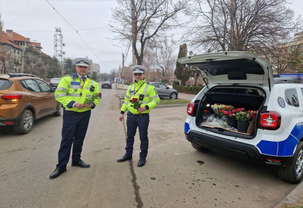 Flori și sfaturi preventive pregătite de polițiștii rutieri brăileni pentru participantele la trafic
