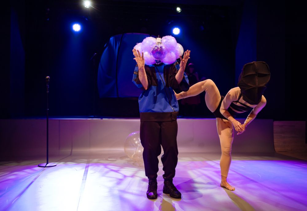 Spectacolul performativ „KOMOREBI. Lumina care se filtrează printre copaci” ajunge la Brăila pe 3 mai