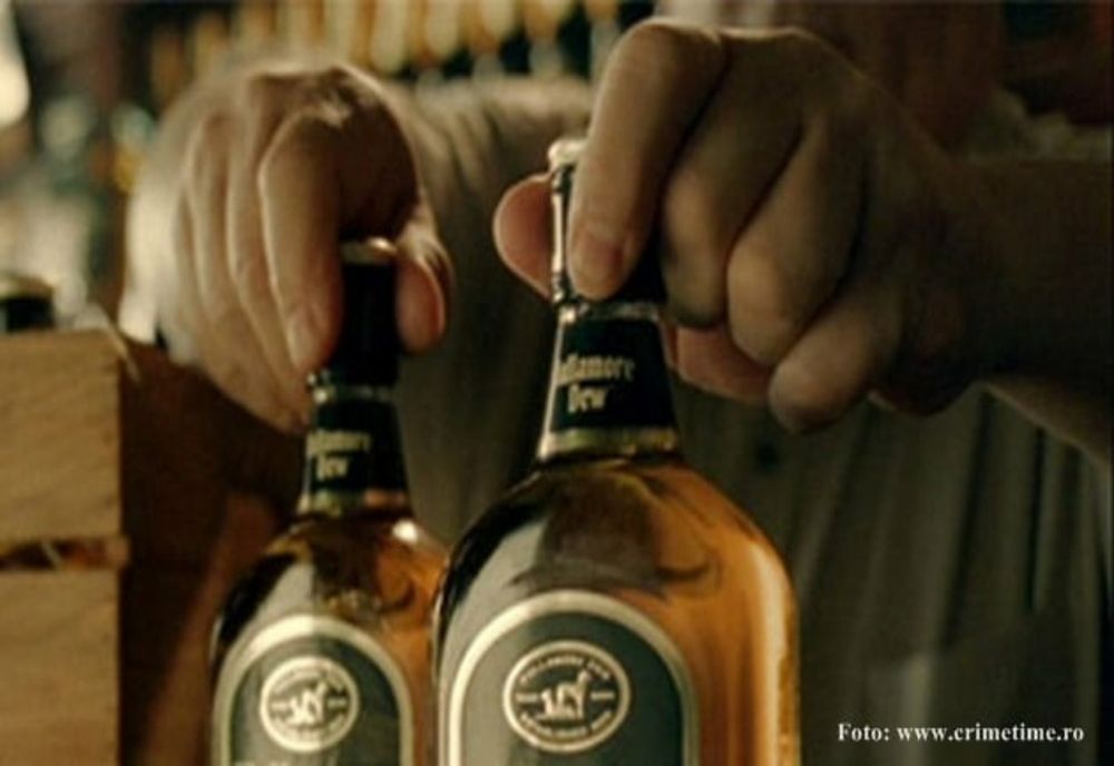 Trei tineri din Brăila au furat mai multe sticle cu băuturi din Căminul cultural din localitatea Scărlătești, comuna Cireșu