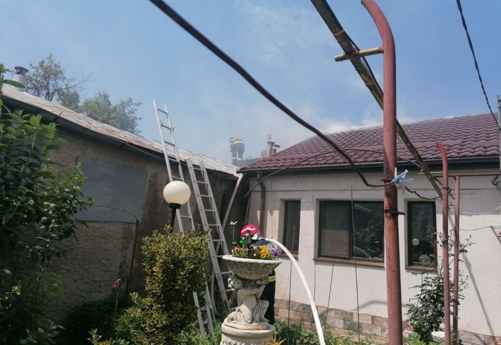 Video: Un incendiu pornit de la o lucrare la hidroizolația unei case a afectat patru locuințe învecinate