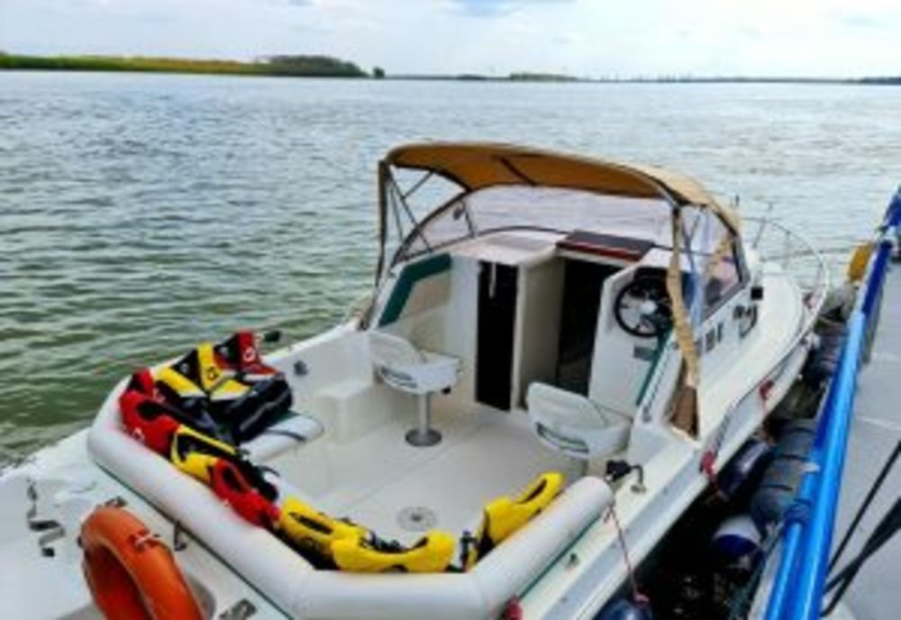 Se plimba cu o barcă de agrement neînregistrată, dotată cu motor, fără a deține certificat de conducător de ambarcațiune de agrement