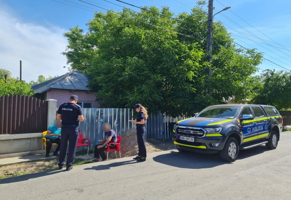 Acțiune de informare a deținătorilor de animale de companie desfășurată la Tichilești de polițiști din cadrul Biroului pentru Protecția Animalelor 