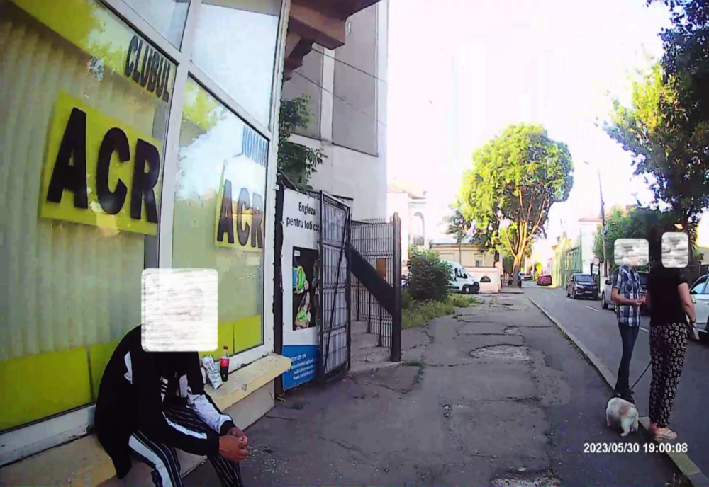 Persoane surprinse de polițiștii locali consumând semințe de floarea soarelui și aruncând cojile pe domeniul public