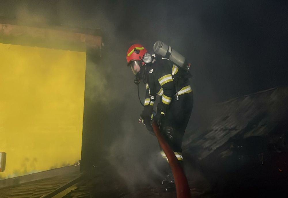 INCENDIU DE PROPORȚII ÎN JUDEȚUL ARGEȘ. UN SERVICE AUTO A FOST MISTUIT DE FLĂCĂRI