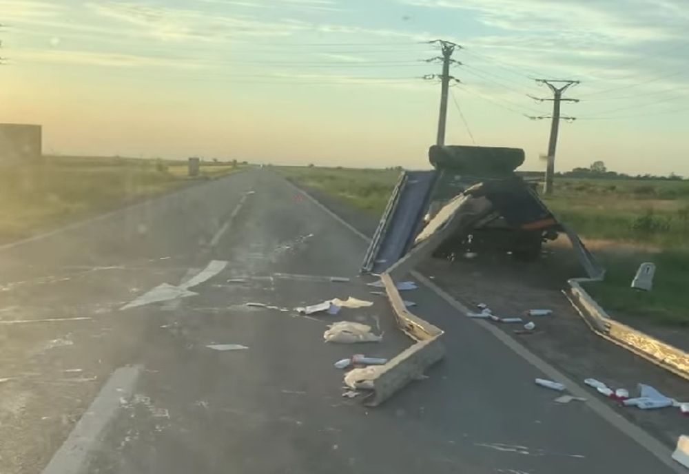 Video: A intrat cu autoutilitara în parapetul metalic de la pod și i s-a desprins caroseria apoi marfa s-a împrăștiat pe carosabil
