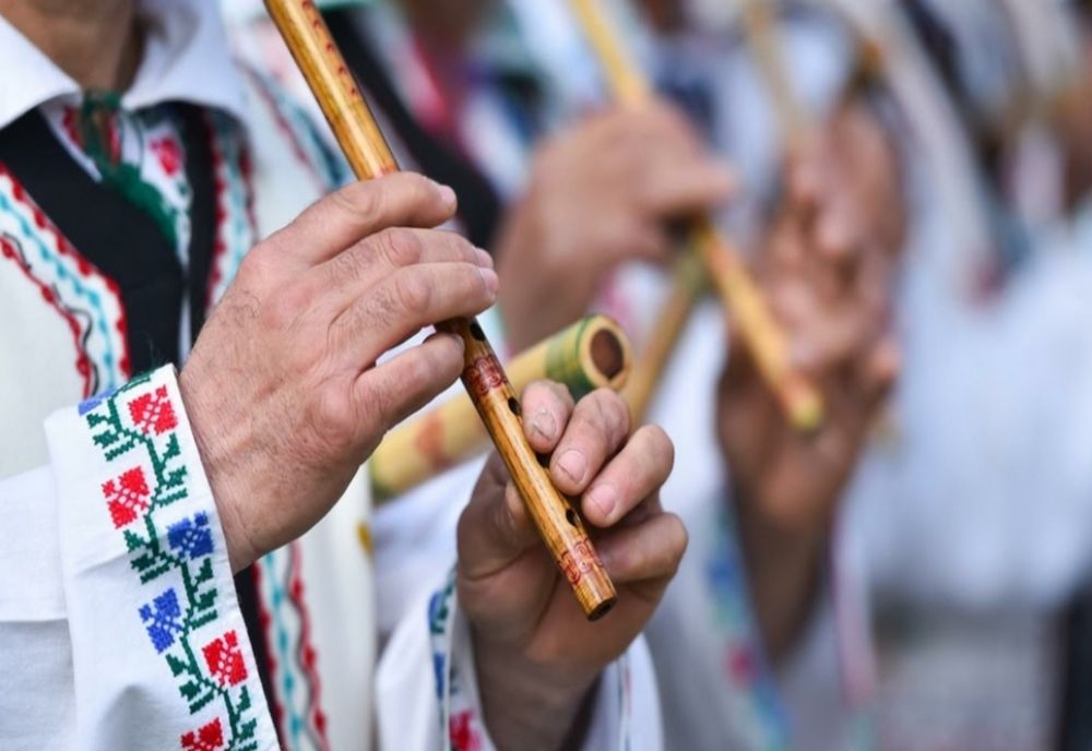 O primire de neuitat pentru călătorii care aterizează azi la București. Muzică și dansuri populare în aerogara "Sosiri", de ziua Unirii Principatelor Române