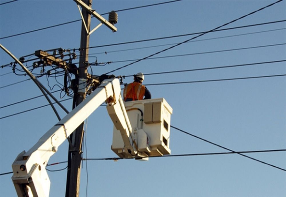 PLOILE ȘI VIJELIILE AU AFECTAT REȚELELE ELECTRICE: PESTE 7.700 DE CONSUMATORI AU RĂMAS FĂRĂ CURENT 