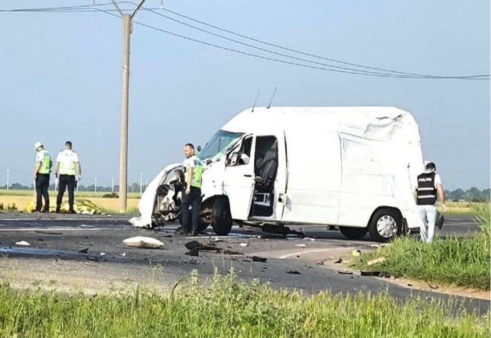 GRAV ACCIDENT RUTIER ÎN BRĂILA. UN MORT ȘI 13 RĂNIȚI ÎN URMA COLIZIUNII DINTRE U MICROBUZ ȘI O AUTOUTILITARĂ 