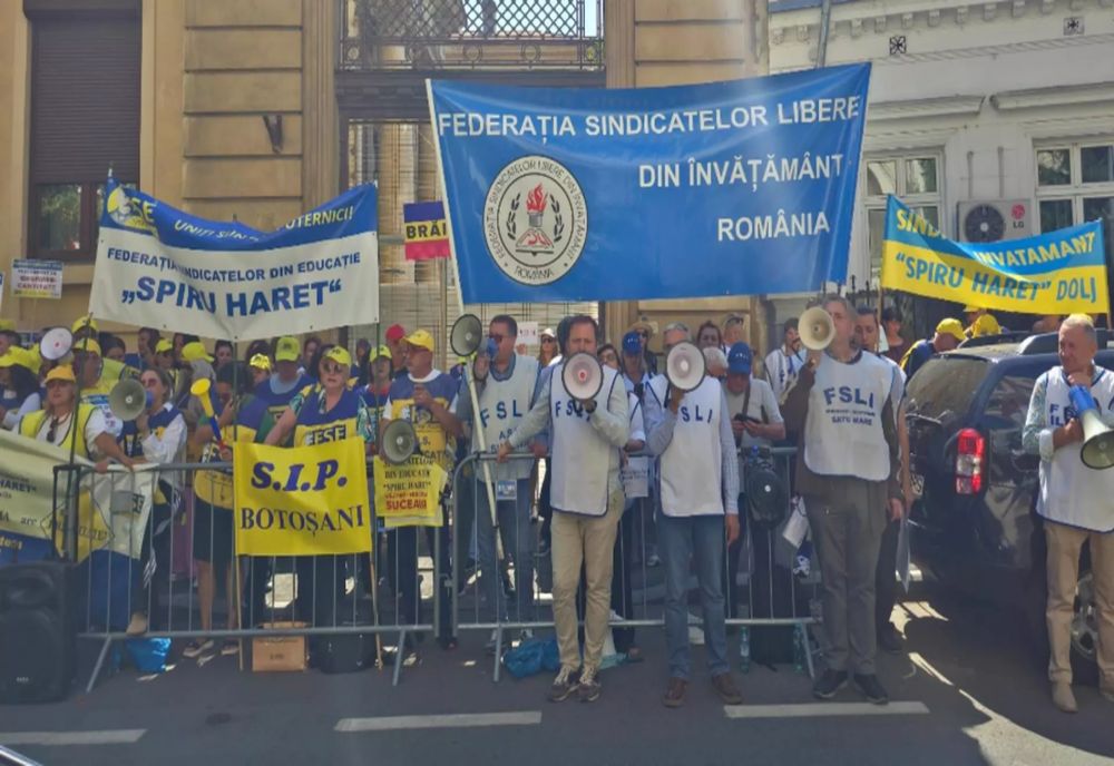 PRIMII PROFESORI NEMULȚUMIȚI AU AJUNS DEJA LA BUCUREȘTI PENTRU PROTESTE. SUNT AȘTEPTAȚI PESTE 25.000 DE DASCĂLI. NICUȘOR DAN ÎI AȘTEAPTĂ LA NEGOCIERI