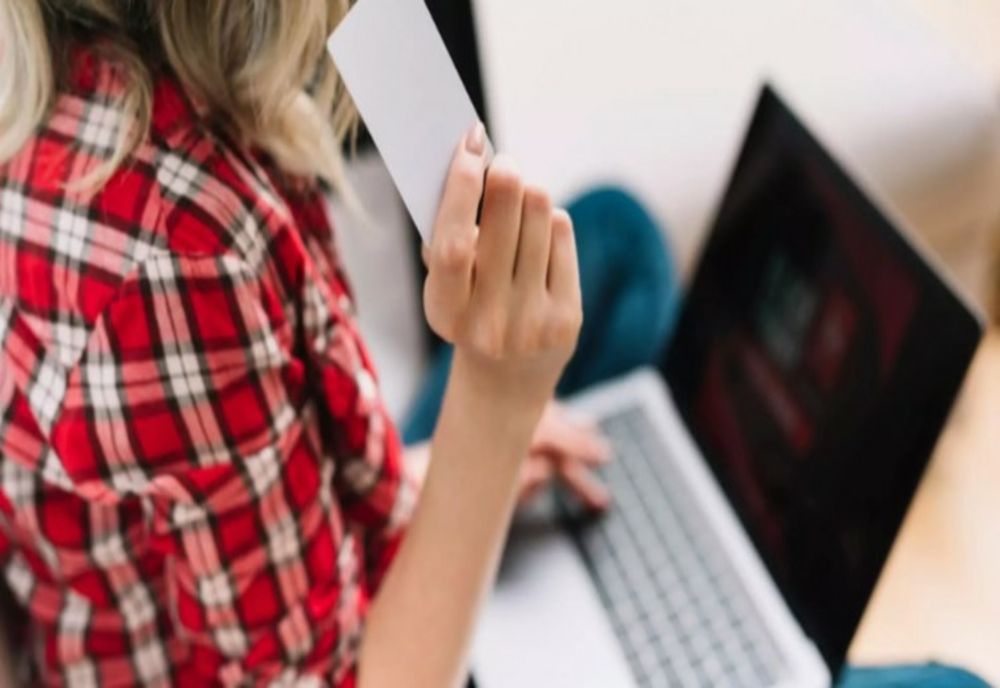 O nouă metodă de înșelătorie face ravagii în România. Oamenii pot rămâne fără bani în conturi, bazându-se pe încrederea în expeditorul mesajului pe WhatsApp