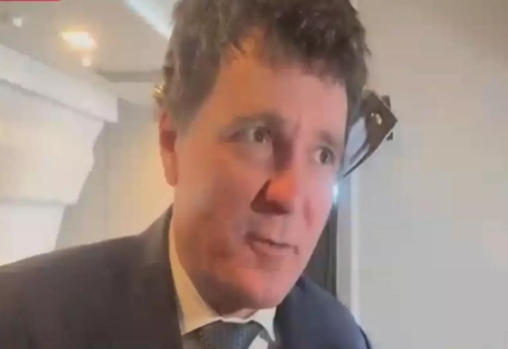 Nicușor Dan îl copiază pe Trump și dă interviuri din avion VIDEO