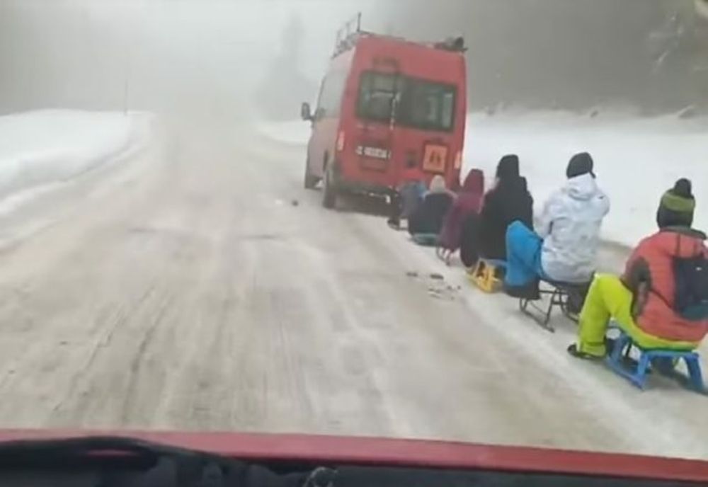 Microbuz cu 7 persoane, blocat în zăpadă pe DN 22 după ce a rămas fără combustibil
