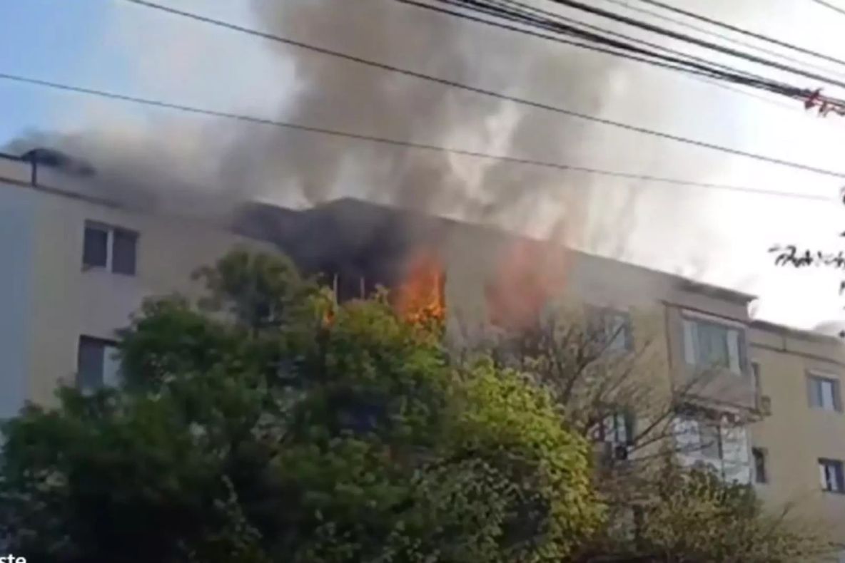 Bloc cuprins de flăcări în Craiova: zeci de oameni, evacuați de pompieri - VIDEO