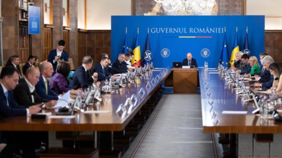 Guvernul vrea să interzică azi cumulul pensie-salariu pentru angajații la stat - SURSE