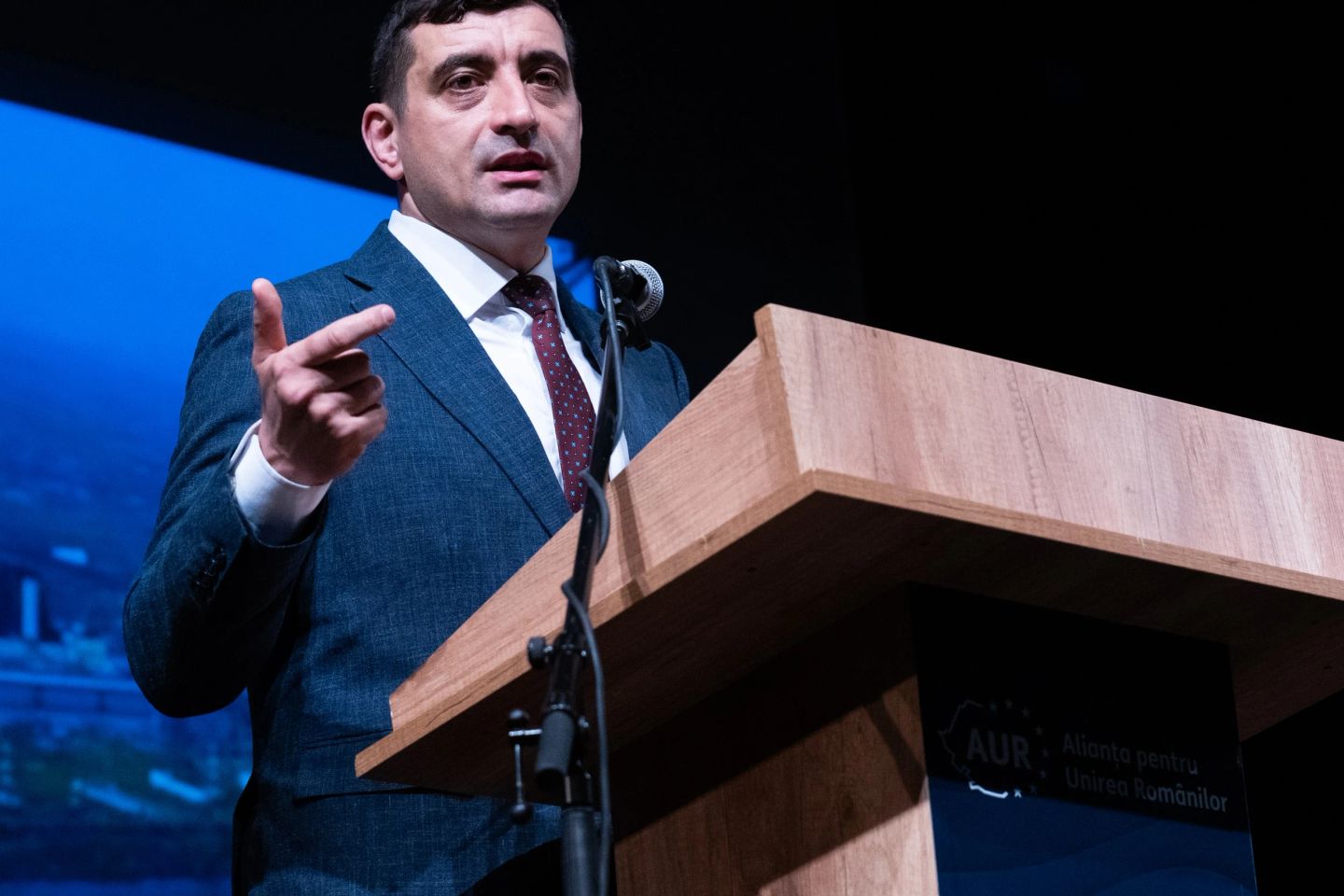 George Simion cere majorarea salariului minim și reformarea normei didactice. Apel în plenul Parlamentului