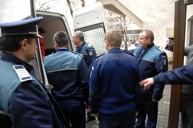 Condamnați la închisoare, depistați de polițiști și încarcerați