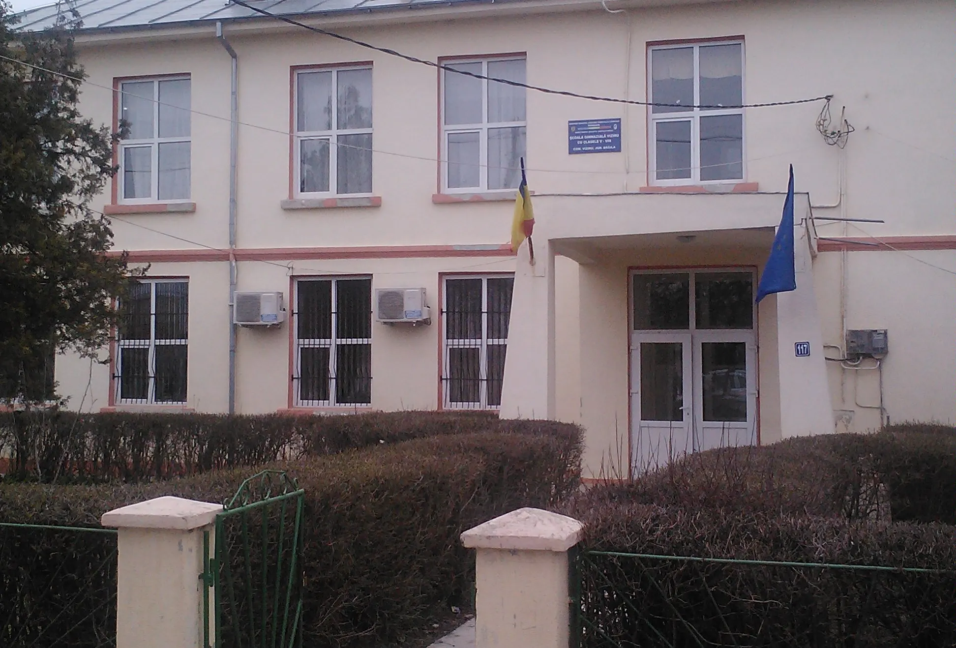 Un muncitor de la firma care renovează școala din comuna Viziru a căzut de pe acoperiș