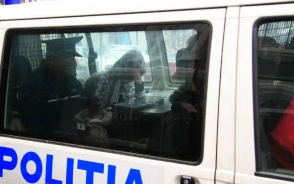 DEPISTAT DE POLIŢIŞTI, ÎNCARCERAT