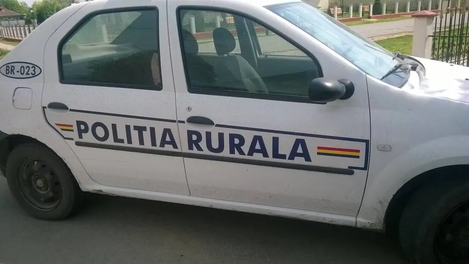 Depistat la volanul unei autoutilitare neînmatriculate și fără permis de conducere