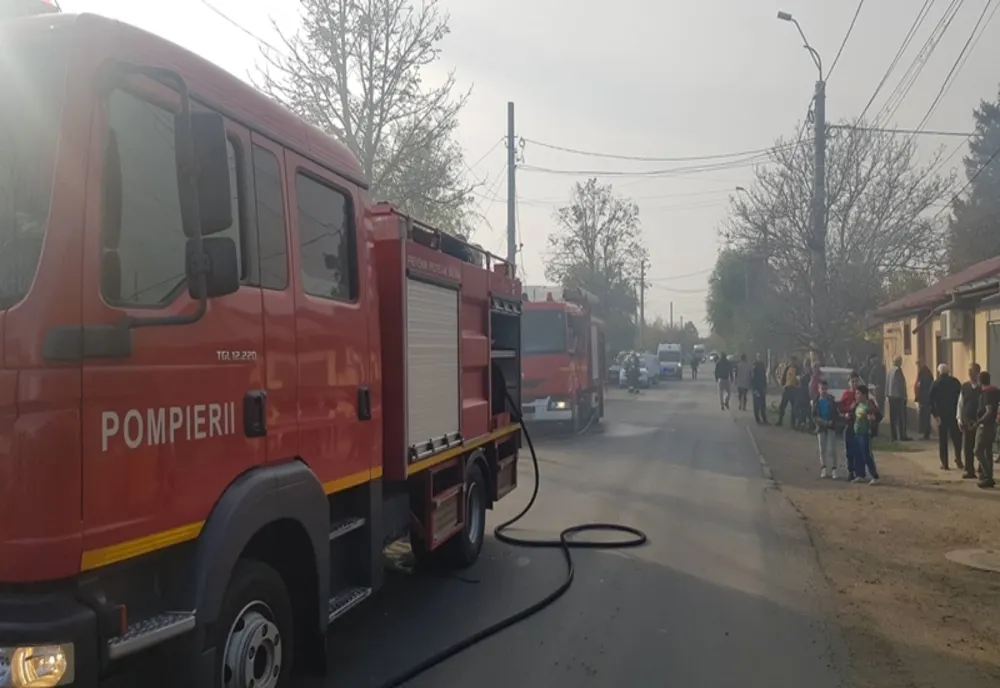 O persoană a murit iar alta este intoxicată cu fum! Incendiu de proporții în Brăilița!