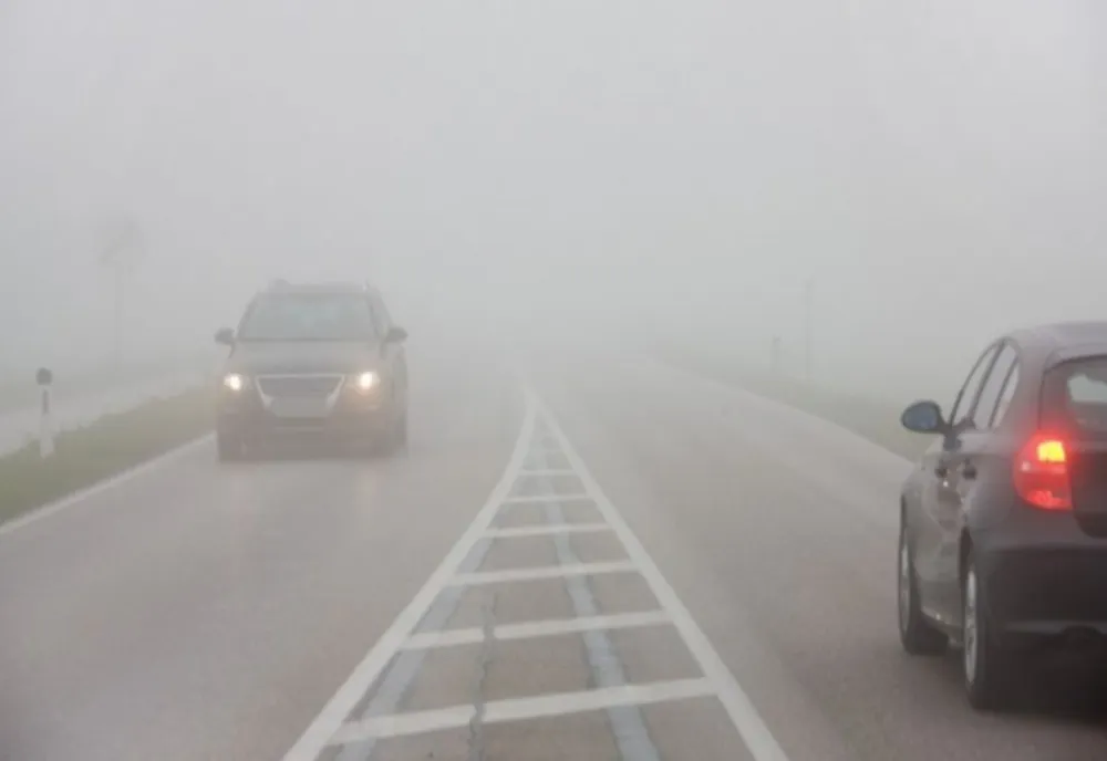 Atenție, șoferi! Circulație îngreunată din cauza ceții, pe mai multe drumuri naționale