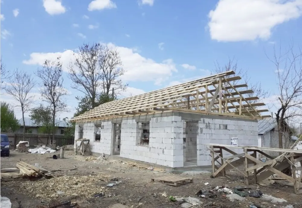 Biserica s-a implicat în construirea unei case pentru o familie cu 7 copii din comuna Tufești