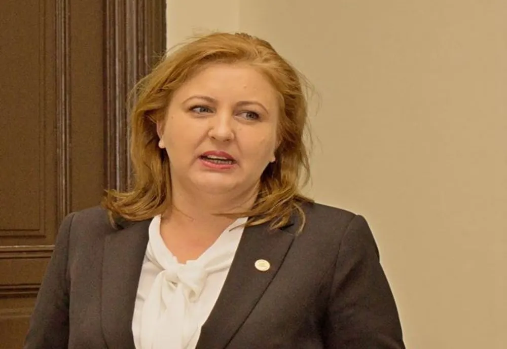 Deputatul Emilia Meiroșu înaintea votului pentru legea stăriid e urgență
