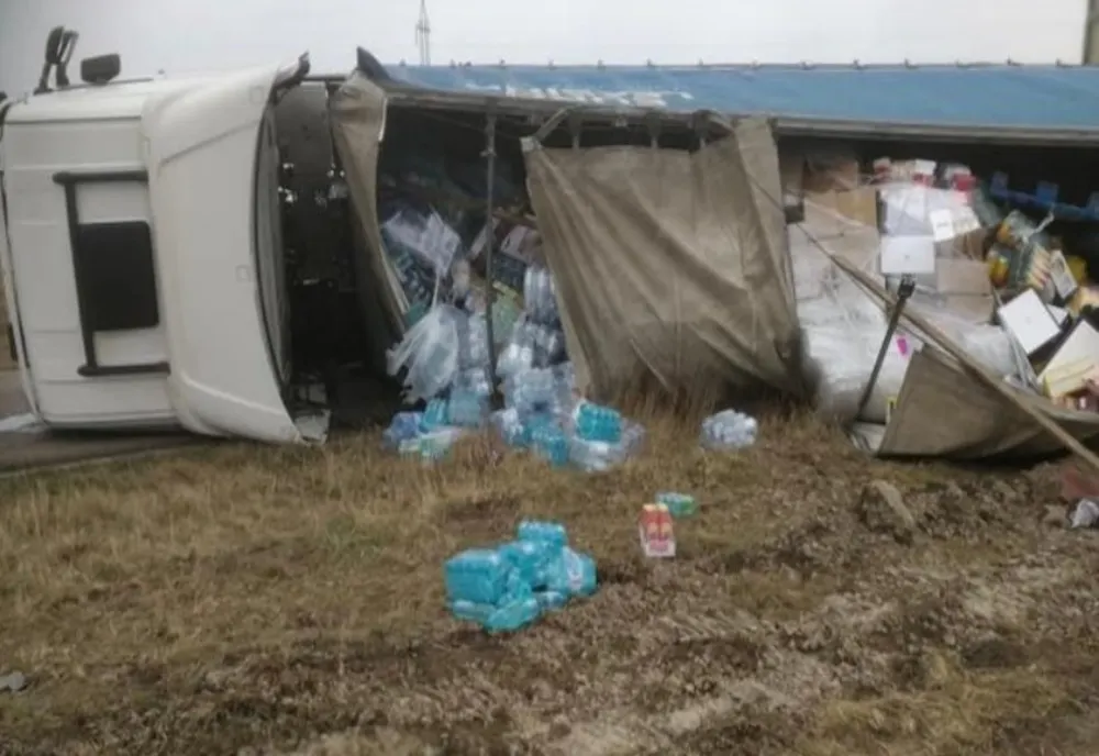Un șofer gălățean, băut la volan, s-a răsturnat cu TIR-ul plin cu marfă care trebuia să ajungă la Brăila