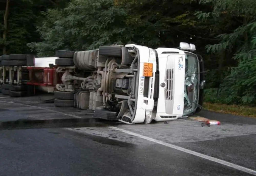 Cisternă răsturnată pe DN21A