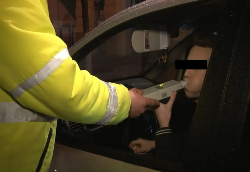 Cu permisul suspendat, depistat băut la volan